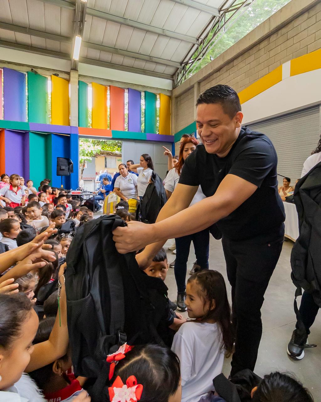 MÁS DE 4.000 KITS ESCOLARES ENTREGADOS EN GIRÓN FORTALECEN LA EDUCACIÓN DE MILES DE ESTUDIANTES